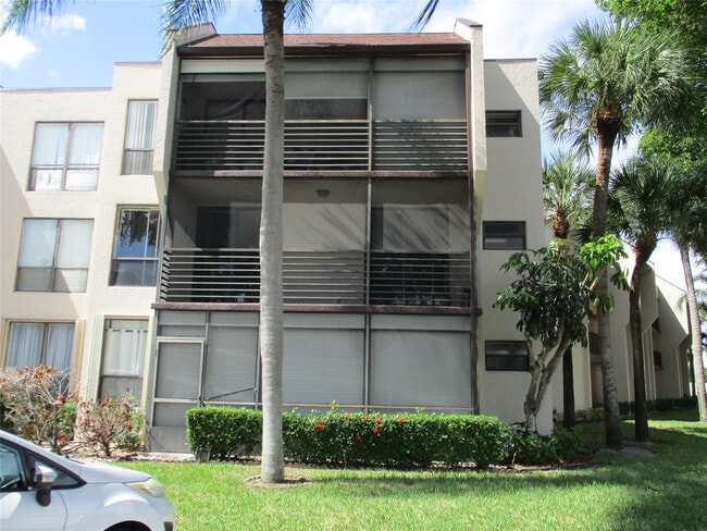 6751 N University Dr in Tamarac, FL - Foto de edificio - Building Photo
