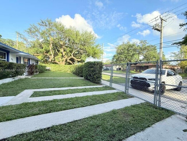 325 NE 131st St in North Miami, FL - Building Photo - Building Photo