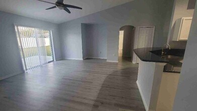 2713 Nature Pointe Loop in Ft. Myers, FL - Foto de edificio - Building Photo