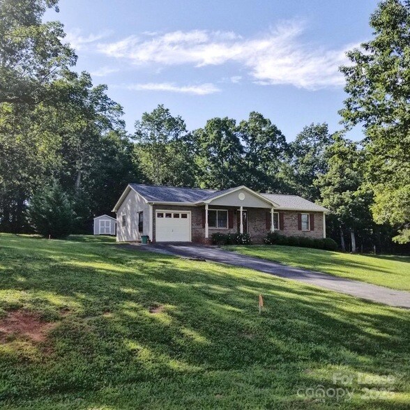 3711 Dorothys Ln in Newton, NC - Building Photo