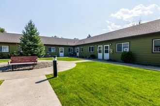 207 N Storie St in Wallowa, OR - Foto de edificio - Building Photo