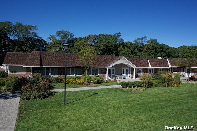 265 E Main St-Unit -264 in East Islip, NY - Building Photo