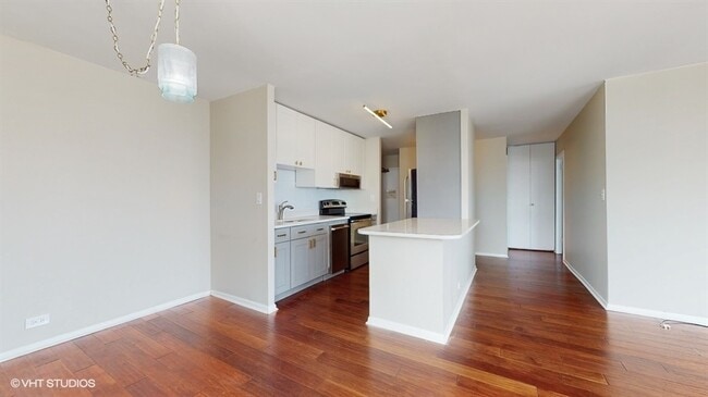 1360 N Sandburg Ter, Unit 2801 in Chicago, IL - Building Photo - Building Photo