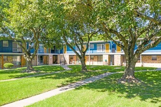 1305 Memorial Dr, Unit 06 in Baytown, TX - Building Photo - Building Photo