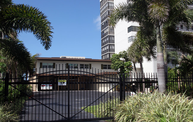 Sandcastle Apartments in St. Petersburg, FL - Building Photo - Building Photo