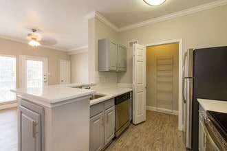 Vail Village Apartments in Dallas, TX - Foto de edificio - Building Photo