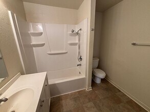 6805 Woodbine Ave in Sacramento, CA - Building Photo - Building Photo