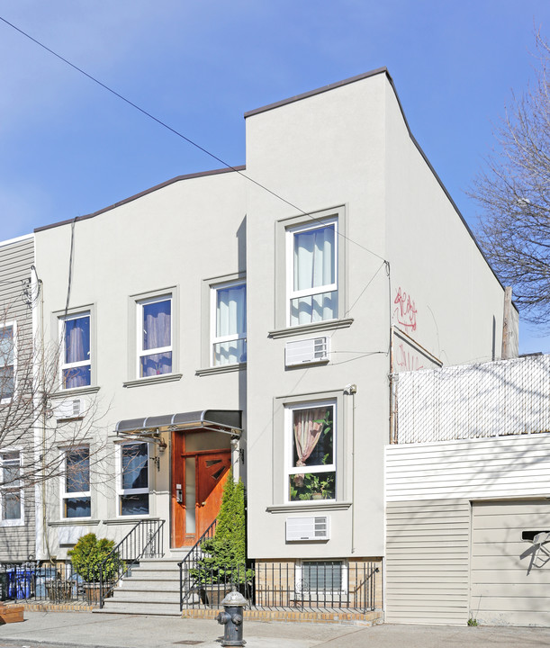 5925 68th Ave in Ridgewood, NY - Foto de edificio