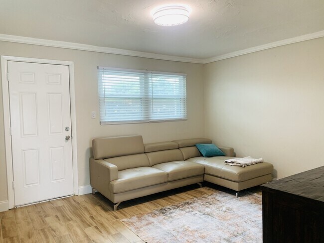 342 N Charles St in Daytona Beach, FL - Building Photo - Building Photo