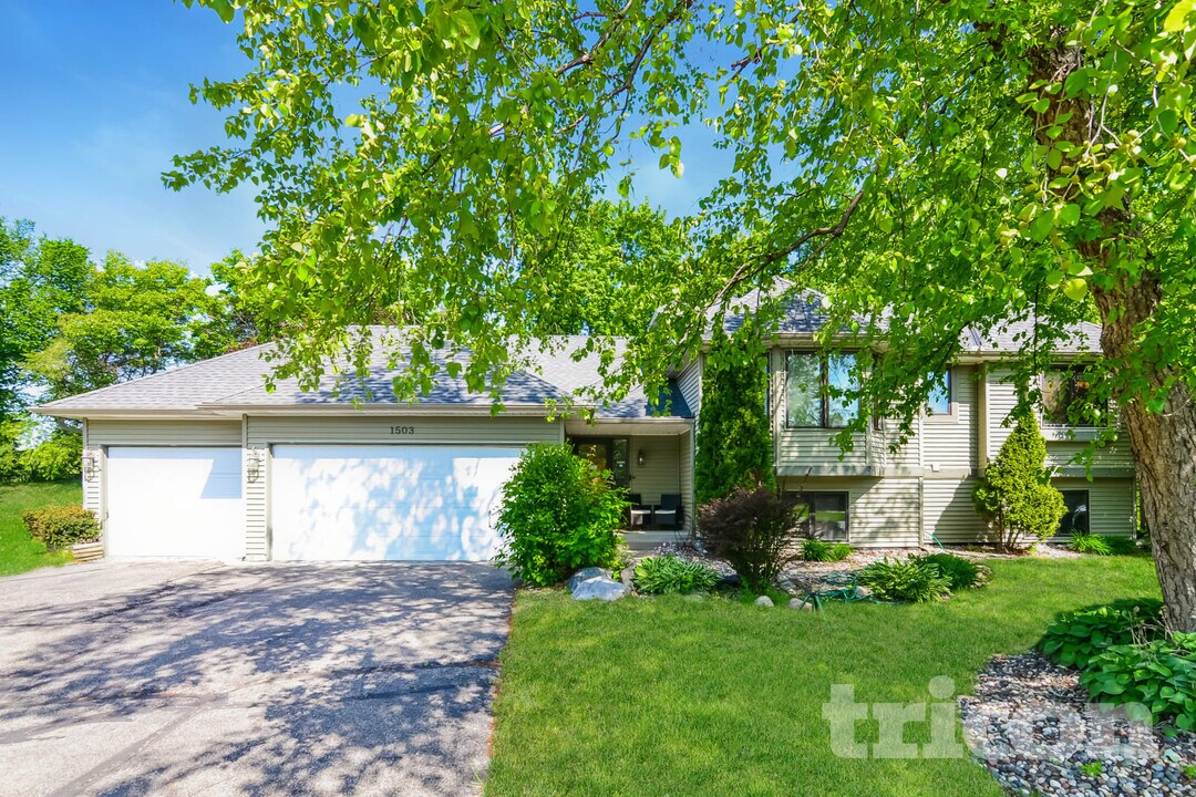 1503 Palomino Trail in Eagan, MN - Building Photo