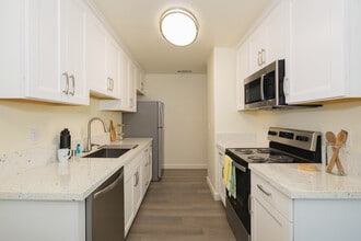 Almondwood Apartments in Davis, CA - Foto de edificio - Interior Photo