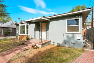 3841 Locust St in Riverside, CA - Foto de edificio - Building Photo