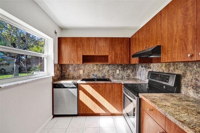 2621 SW Natura Ave in Deerfield Beach, FL - Foto de edificio - Building Photo