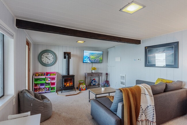 2062 S Breezy Point Rd in Camano, WA - Building Photo - Building Photo