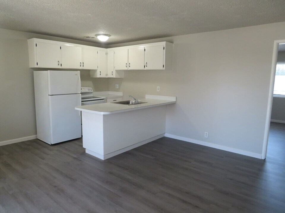 337 N Merrill Ave in Willows, CA - Building Photo