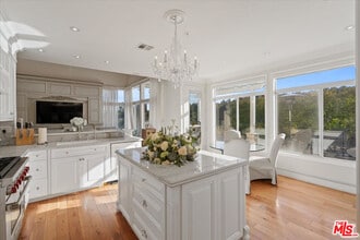 3900 Hilton Head Way in Los Angeles, CA - Building Photo - Building Photo