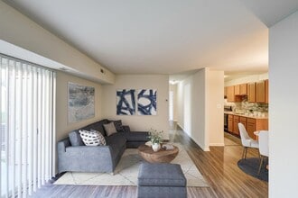 Bennington Crossings Apartment Homes in Alexandria, VA - Foto de edificio - Building Photo