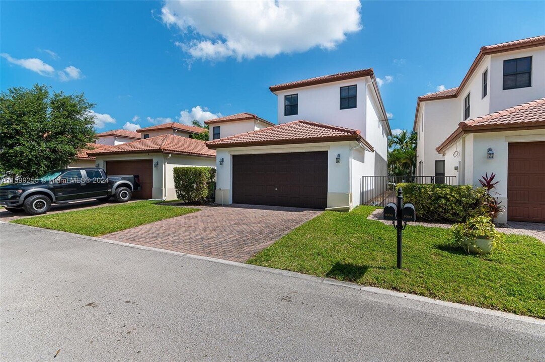 8298 NW 39th Ct in Pembroke Pines, FL - Foto de edificio