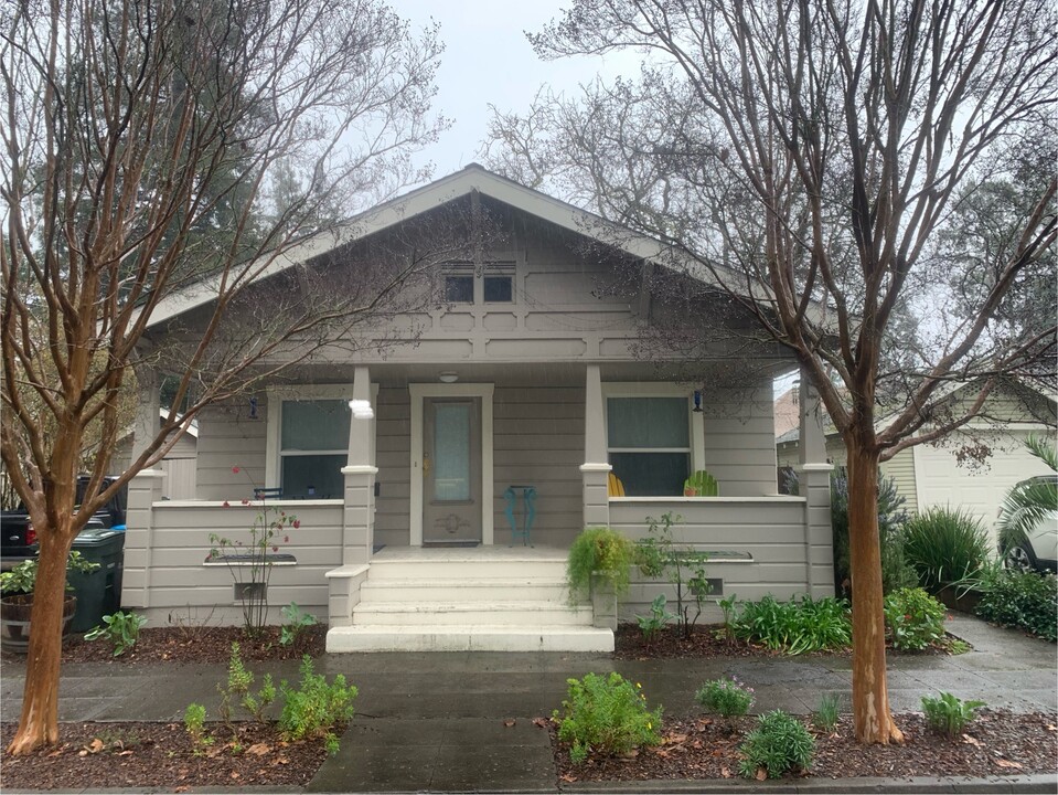 212 Hazel St in Santa Rosa, CA - Foto de edificio