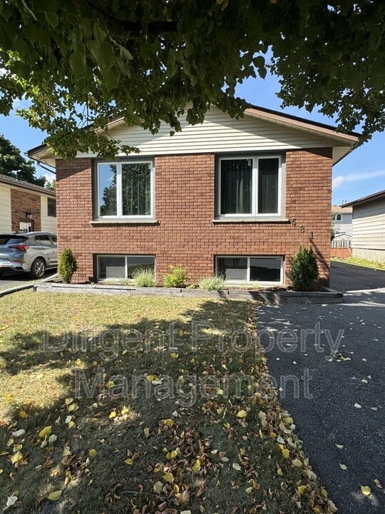 581 Barnes Crescent in Peterborough, ON - Building Photo