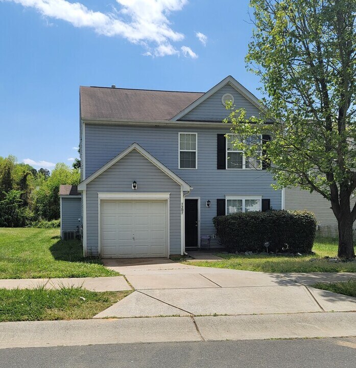 7207 Hidden Creek Dr in Charlotte, NC - Building Photo