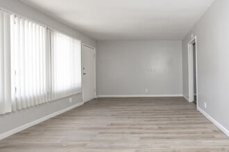 819 W 137th St in Compton, CA - Building Photo - Interior Photo