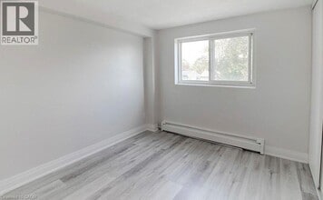 6287 O'Neil St in Niagara Falls, ON - Foto de edificio - Building Photo