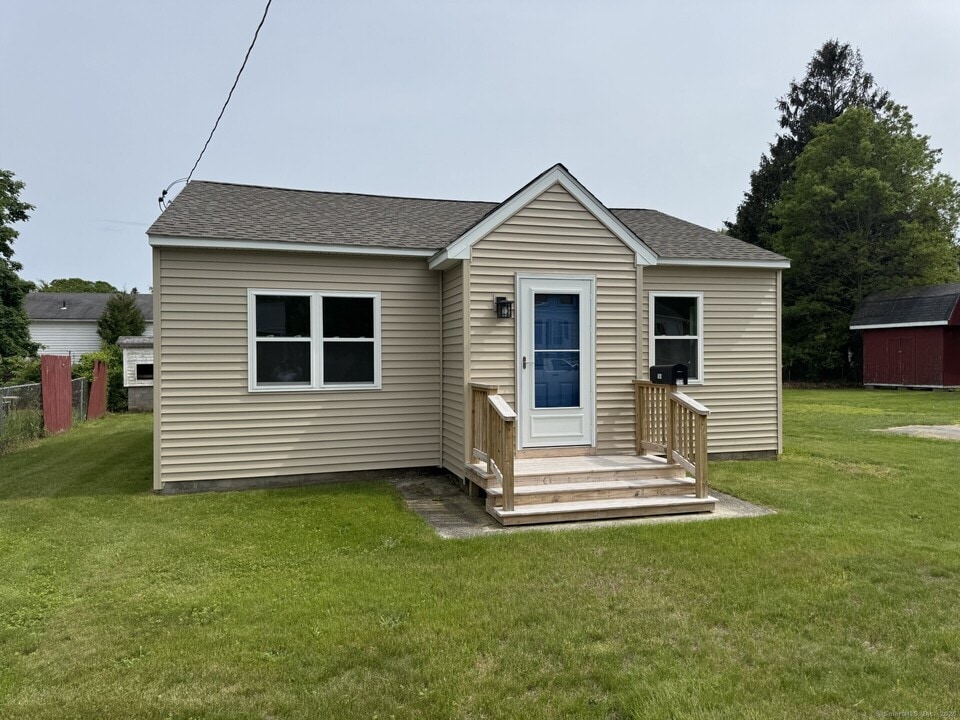 184 Midway Oval in Groton, CT - Building Photo