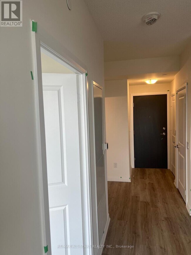 3270 Sheppard Ave E in Toronto, ON - Building Photo - Building Photo