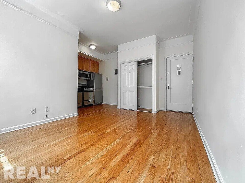 117 W 13th St in New York, NY - Building Photo
