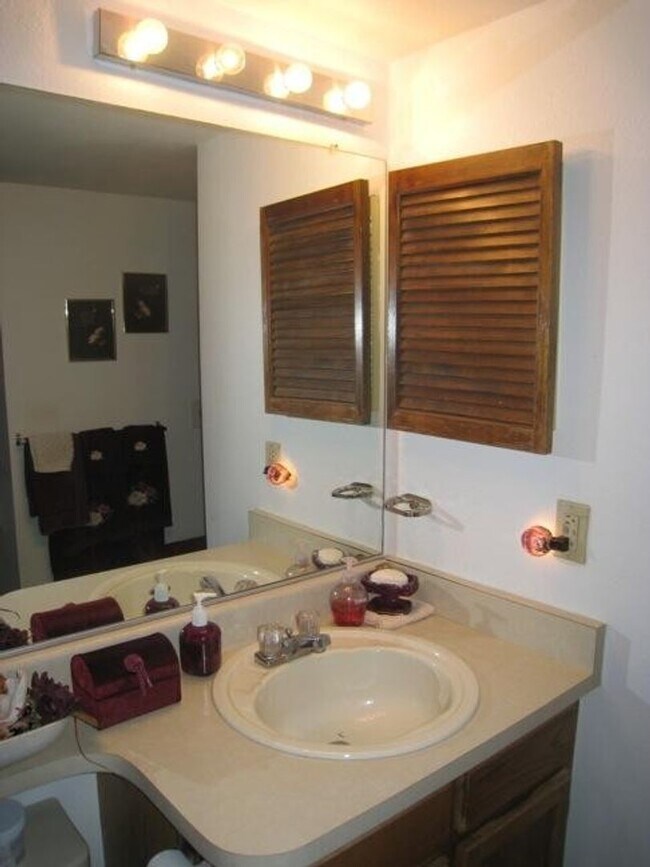 8335 S Fairmount Dr in Denver, CO - Building Photo - Building Photo