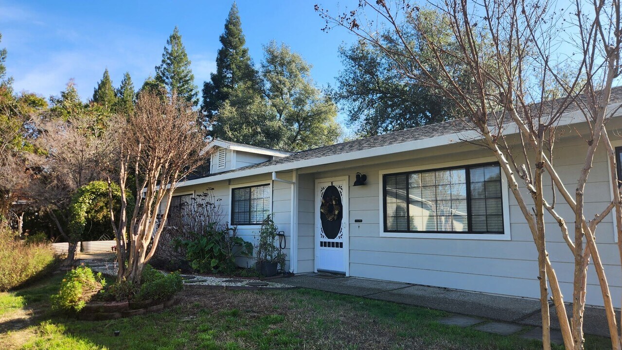 5695 Arrowhead Dr in Rocklin, CA - Building Photo