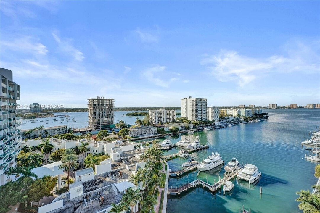 7910 Harbor Island Dr in North Bay Village, FL - Building Photo