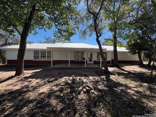 675 Lacey Dr in Bandera, TX - Building Photo - Building Photo