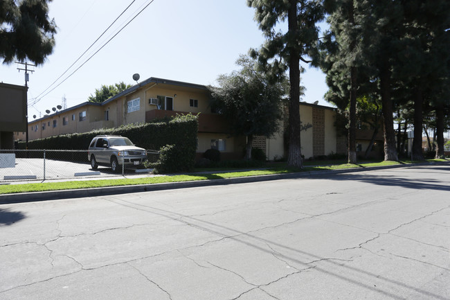 The Dolphin in Downey, CA - Building Photo - Building Photo