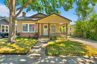 1807 W Summit Ave. in San Antonio, TX - Building Photo