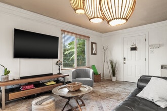 724 Robinson St in Los Angeles, CA - Building Photo - Building Photo