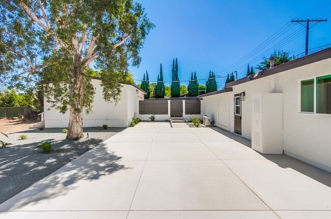 658 Las Flores Dr in San Marcos, CA - Building Photo - Building Photo