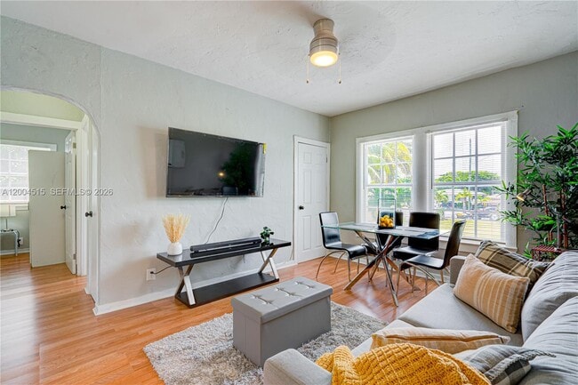 227 SW 30th Ave in Miami, FL - Foto de edificio - Building Photo