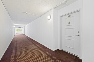 140 Lakeview Dr, Unit 103 in Weston, FL - Building Photo - Building Photo