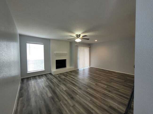 property at 3919 Fairmont Pkwy