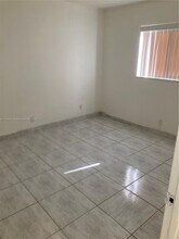 812 NE 2nd St, Unit 1 in Hallandale Beach, FL - Building Photo - Building Photo