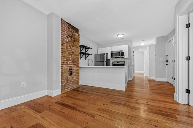 148 Bremen St, Unit 2 in Boston, MA - Foto de edificio - Building Photo