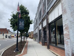 249 E Main St in Marion, VA - Building Photo - Building Photo