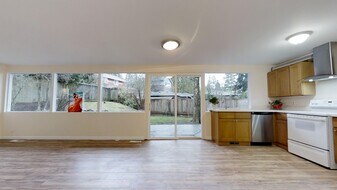 12405 NE 109th Pl in Kirkland, WA - Building Photo