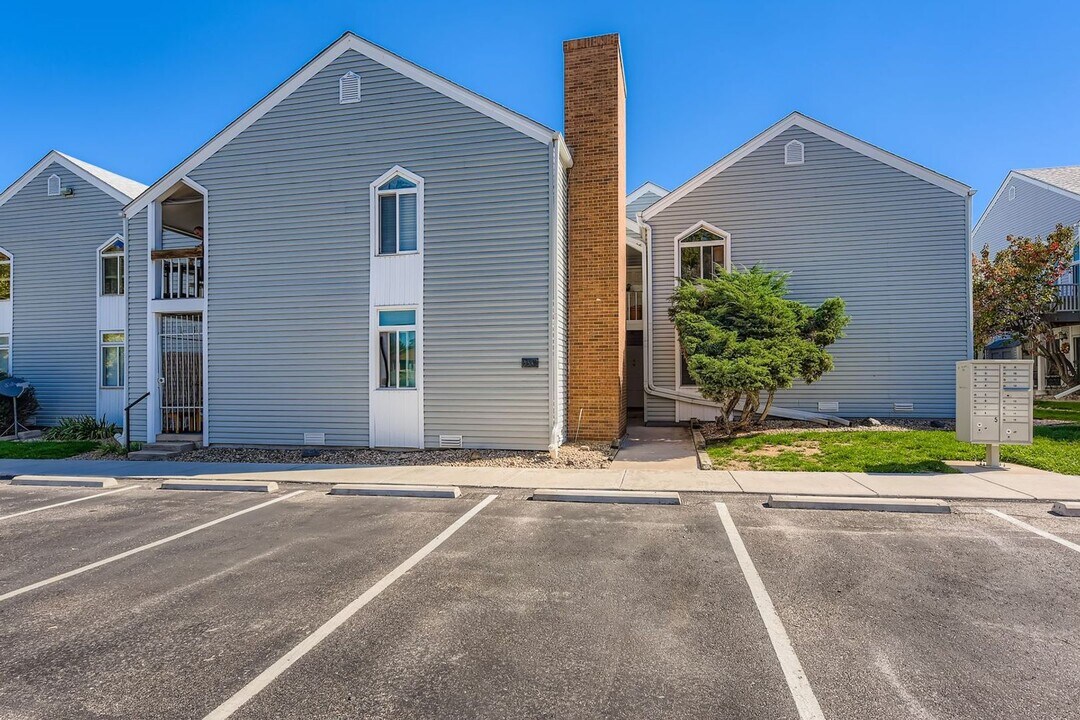 3341 S Monaco St Pkwy in Denver, CO - Building Photo
