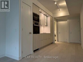 11 Yorkville Ave in Toronto, ON - Building Photo - Building Photo