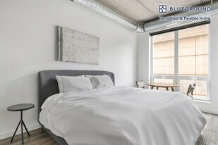 61 W Erie St in Chicago, IL - Building Photo