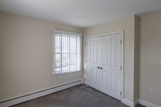 Newport Landings Apartment Community in Middletown, RI - Foto de edificio - Building Photo
