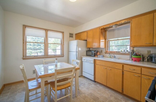 7936 W Becher St, Unit Upper in West Allis, WI - Building Photo - Building Photo